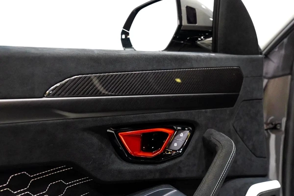 URUS PERFORMANTE | TWO TONE INTERIOR ALCANTARA SEATS | CARBON INT/EXT | MASSAGE SEAT