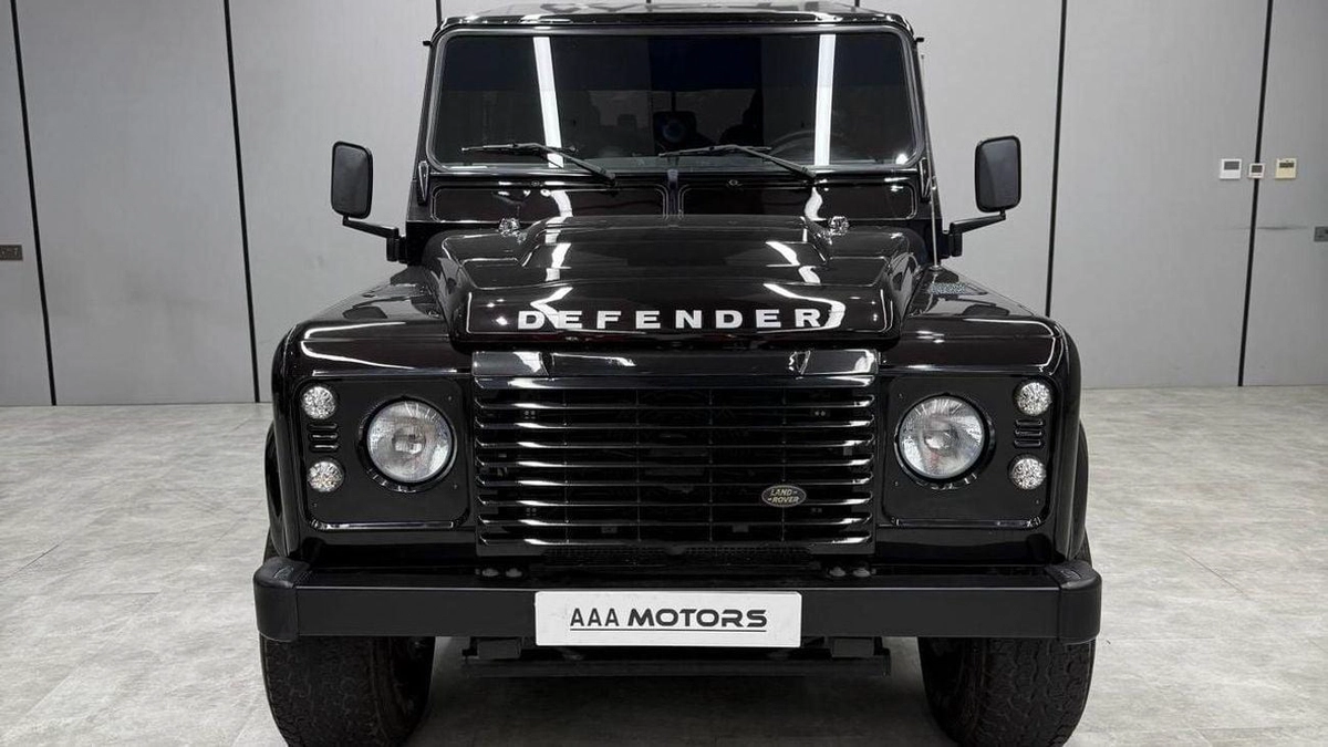 Land Rover Defender Final Edition Pick Up | Manual Transmission | Full Service History-4-4