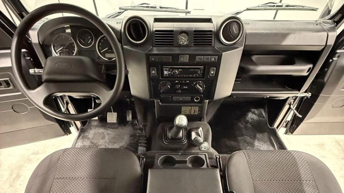 Land Rover Defender Final Edition Pick Up | Manual Transmission | Full Service History-8-8