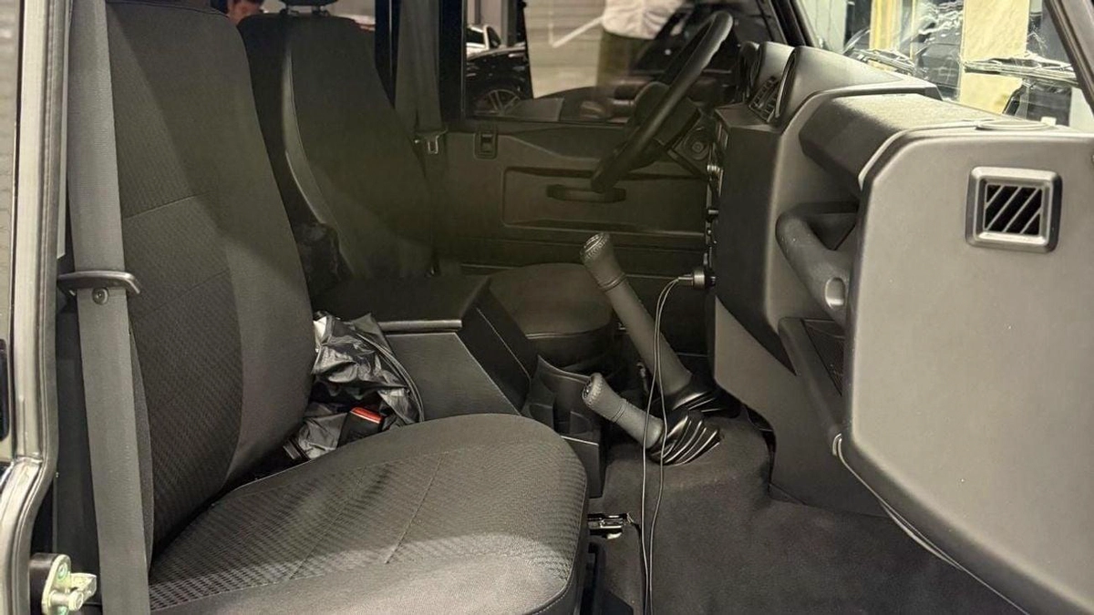 Land Rover Defender Final Edition Pick Up | Manual Transmission | Full Service History-15-15
