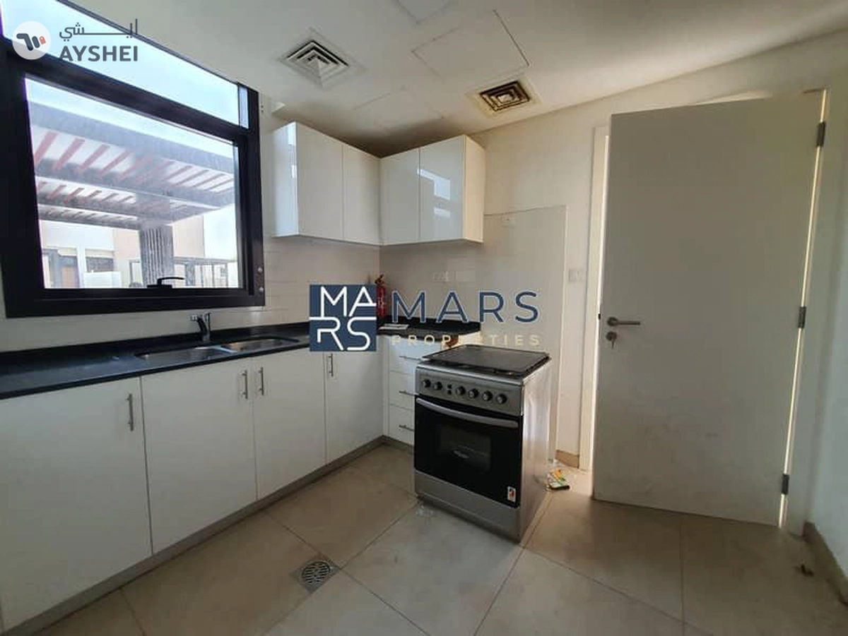 Middle Unit |Lavish Townhouse in Excellent Community
