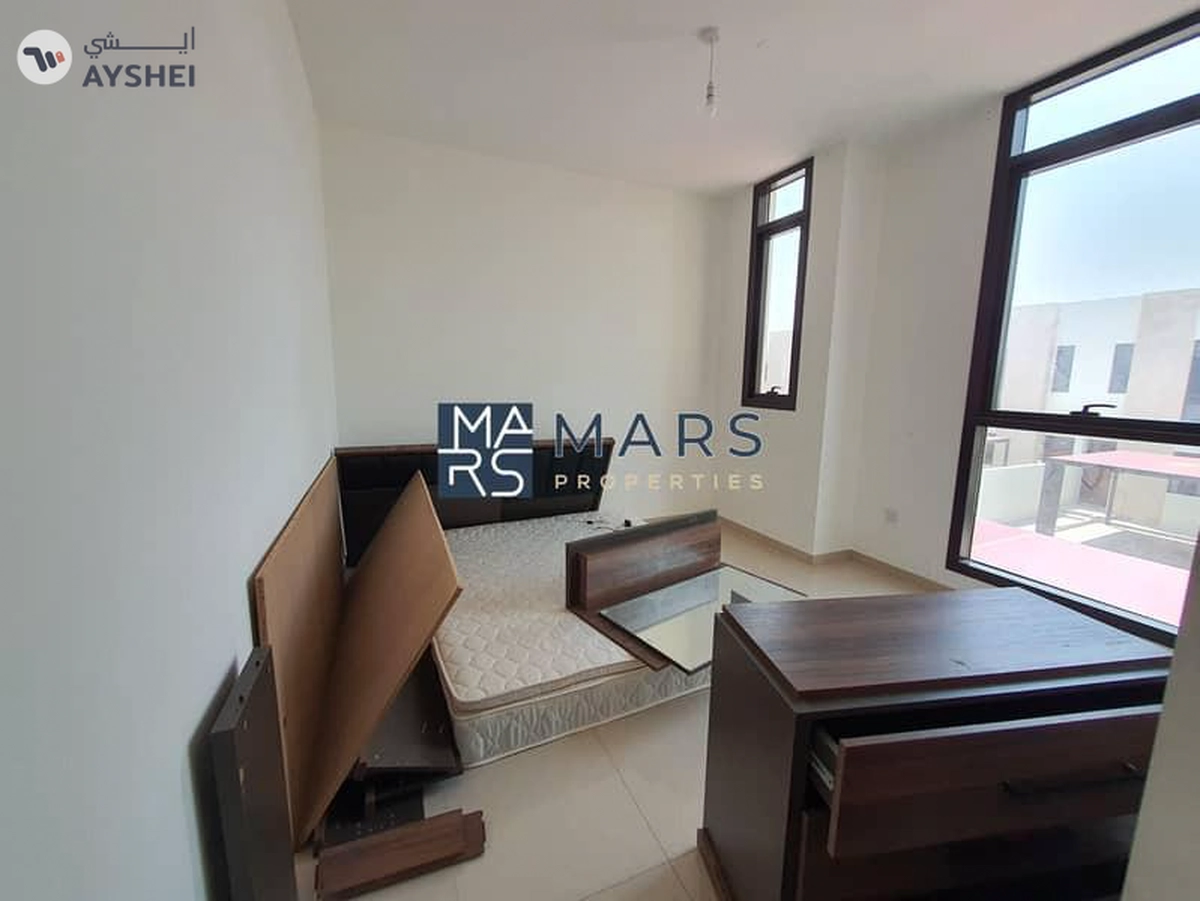 Middle Unit |Lavish Townhouse in Excellent Community