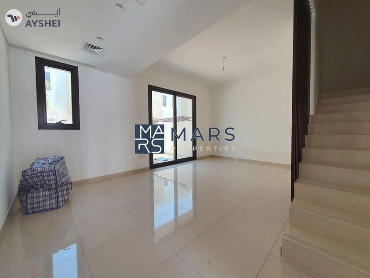 Middle Unit |Lavish Townhouse in Excellent Community