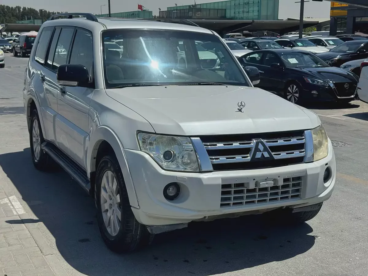 Mitsubshi pajero 2012 fullopshin white color GCc calen car