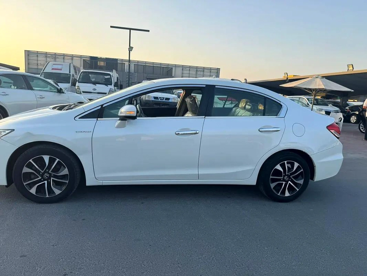 Honda Civic RS 1.8 i-VTEC GCC Model: 2013 Mileage: 117,000 KMS Spec: GCC Very clean and well-maintai-10-10