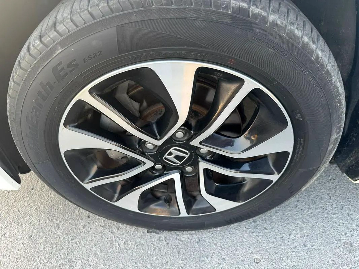 Honda Civic RS 1.8 i-VTEC GCC Model: 2013 Mileage: 117,000 KMS Spec: GCC Very clean and well-maintai-6-6