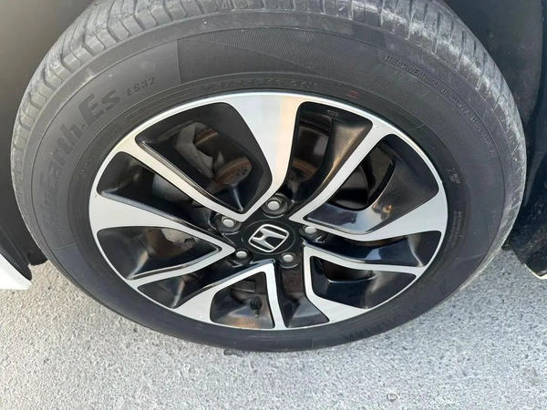 Honda Civic RS 1.8 i-VTEC GCC Model: 2013 Mileage: 117,000 KMS Spec: GCC Very clean and well-maintai