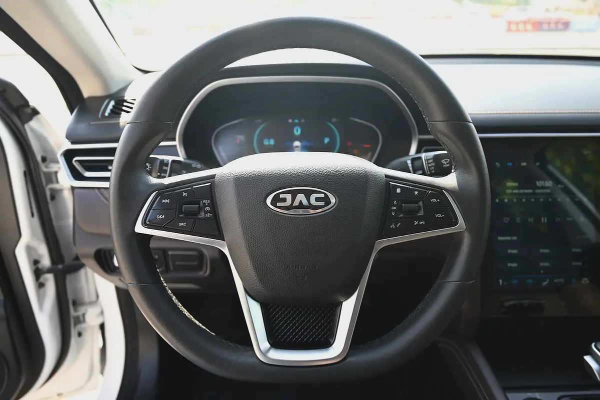 HOT DEALS - 0% DP - JAC J7 LUXURY 2023 - LOW MILEAGE - FIRST OWNER - MINT CONDITION-10-10