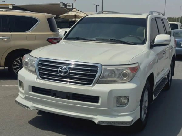Toyita landcruiser 2013 fullopshin v8 white color GCC