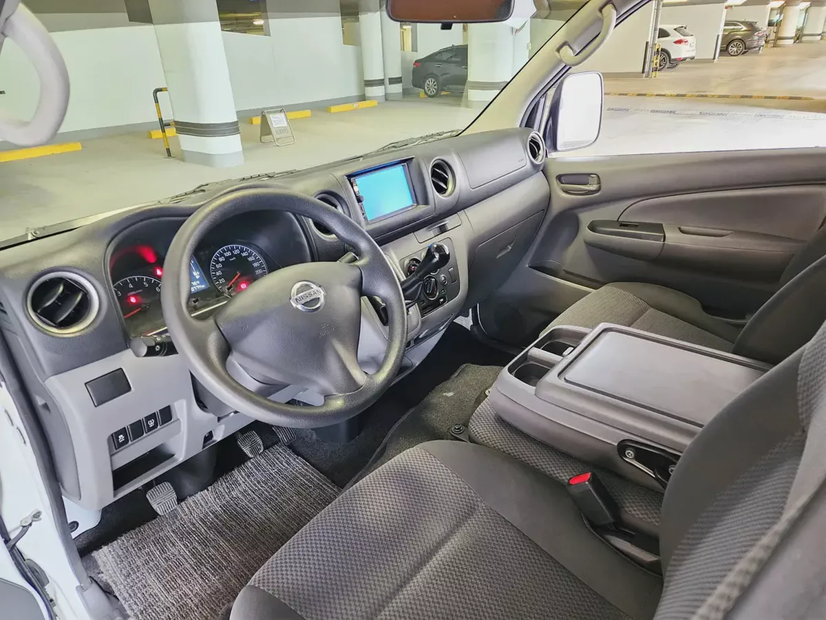 Nissan Urvan NV350 3 Seater 2022 GCC Specs - Manual - Excellent Condition-9-9