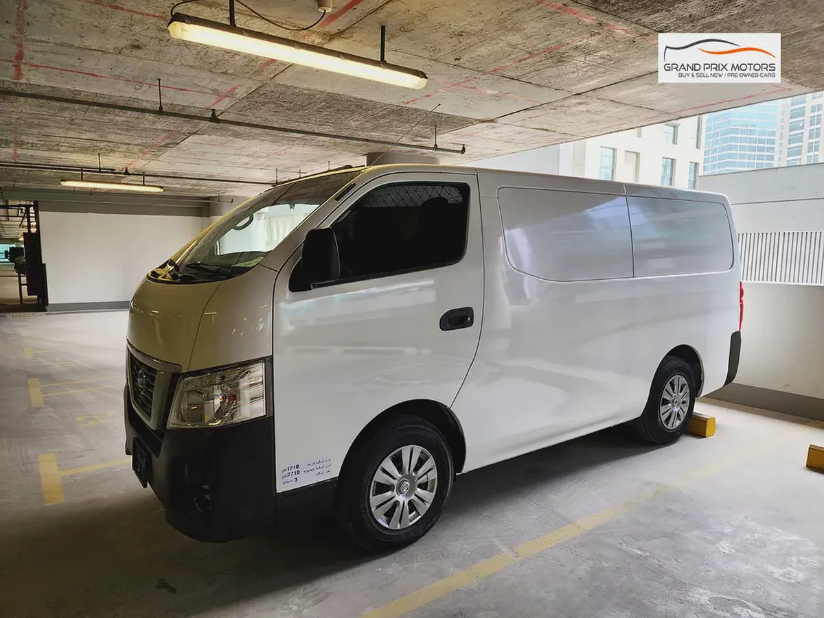 Nissan Urvan NV350 3 Seater 2022 GCC Specs - Manual - Excellent Condition