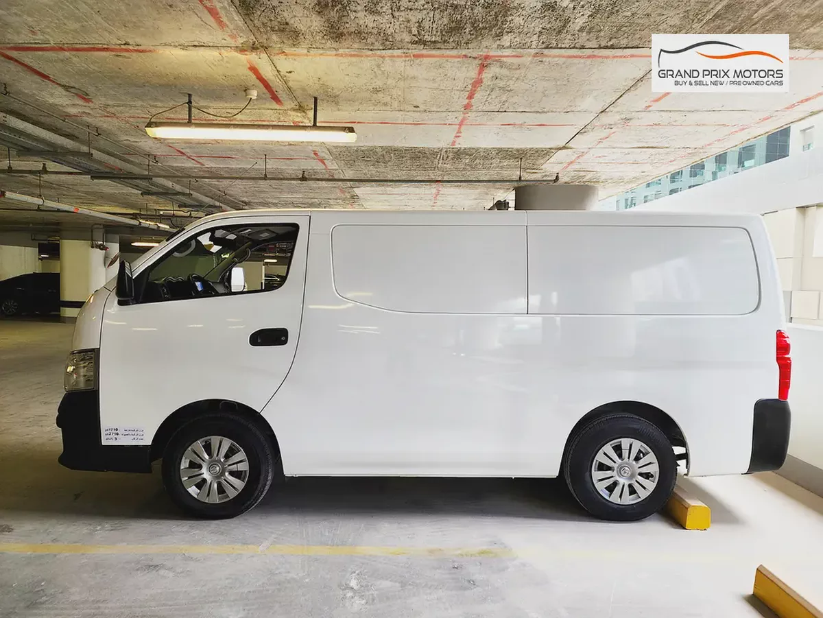 Nissan Urvan NV350 3 Seater 2022 GCC Specs - Manual - Excellent Condition-4-4