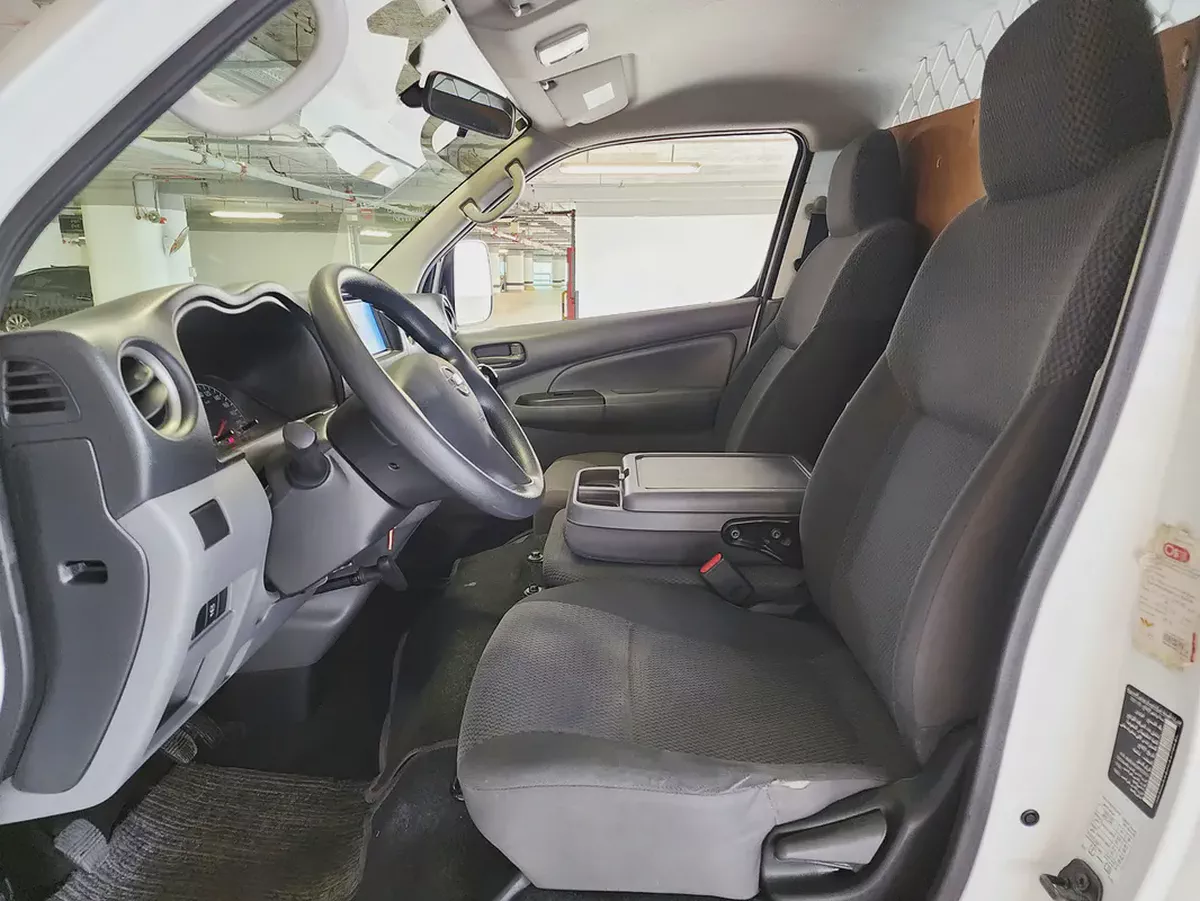 Nissan Urvan NV350 3 Seater 2022 GCC Specs - Manual - Excellent Condition-8-8