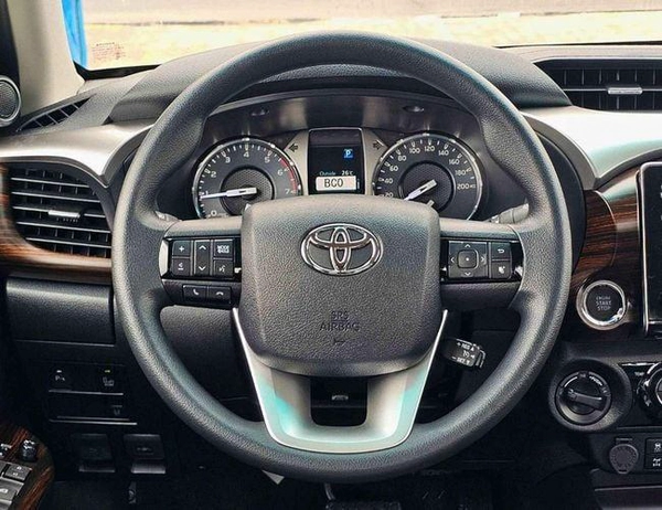Toyota Hilux SR5 TRD WOOD INTERIOR W VISOR / BLIND SPOT / DIFFLOCK / DVD+CAMERA (CODE # H6A)