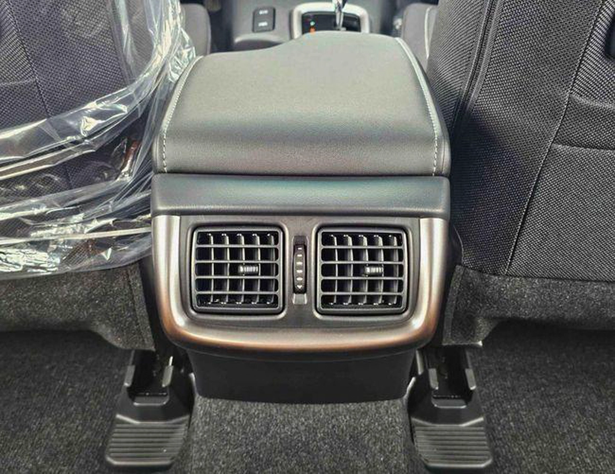 Toyota Hilux SR5 TRD WOOD INTERIOR W VISOR / BLIND SPOT / DIFFLOCK / DVD+CAMERA (CODE # H6A)-6-6