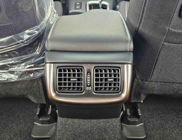 Toyota Hilux SR5 TRD WOOD INTERIOR W VISOR / BLIND SPOT / DIFFLOCK / DVD+CAMERA (CODE # H6A)