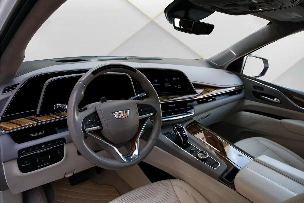 CADILLAC ESCALADE - ESV 4WD - PREMIUM LUXURY - 2023 - FULLY LOADED - AMZING CONDITION-2-2