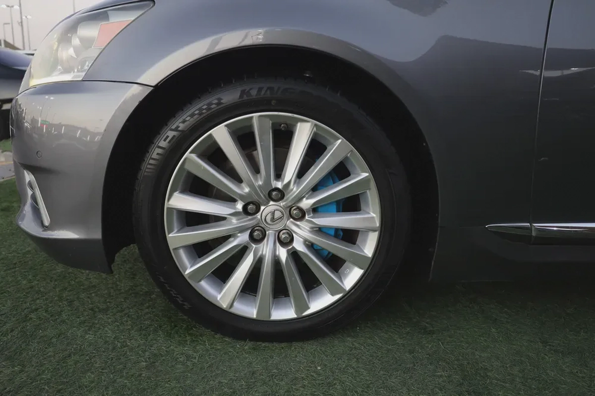Used Lexus LS 460 4 door 4.6L SWB 2014-1-1
