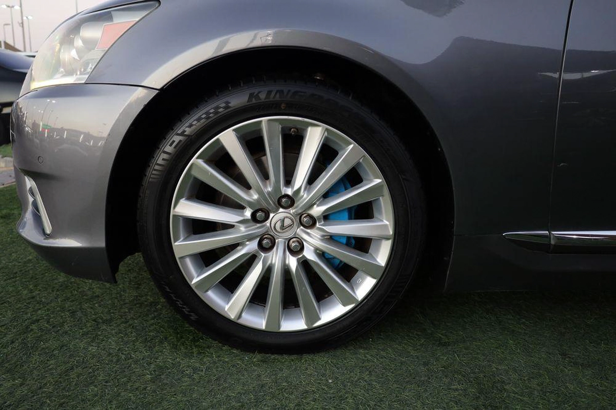 Used Lexus LS 460 4 door 4.6L SWB 2014-7-7