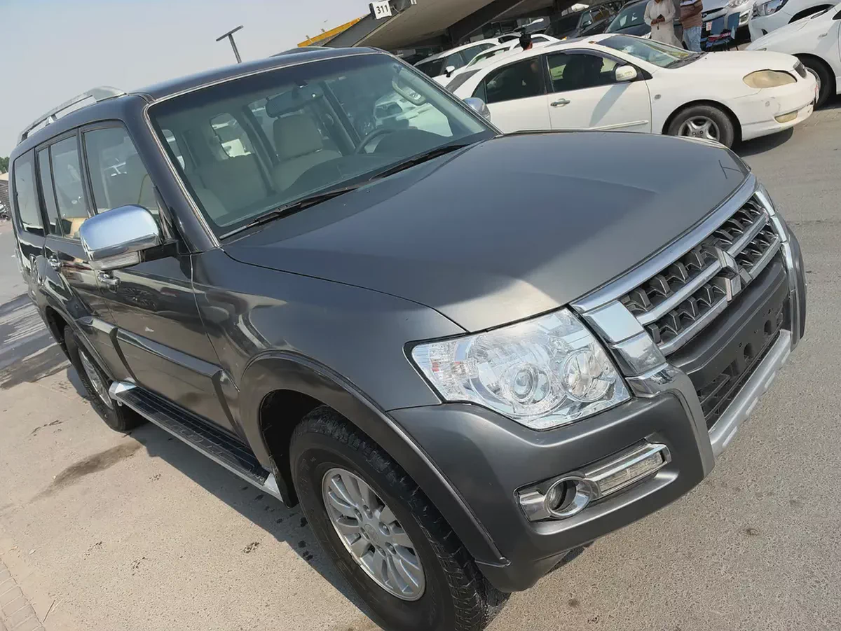 Mitsubshi pajero 2015 Gary color GCC calen car-1-1