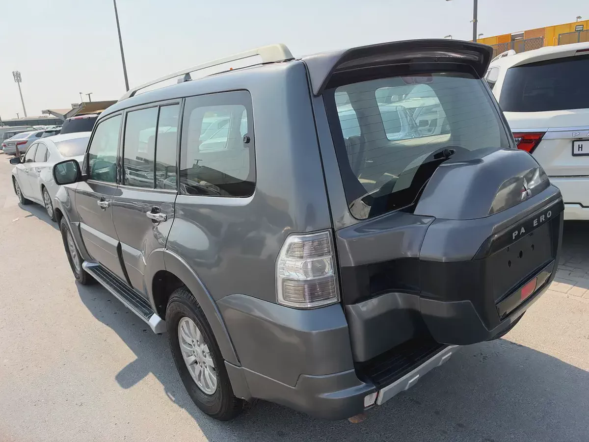 Mitsubshi pajero 2015 Gary color GCC calen car-4-4