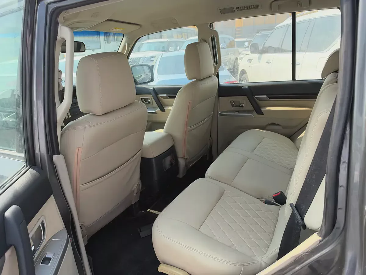 Mitsubshi pajero 2015 Gary color GCC calen car-5-5