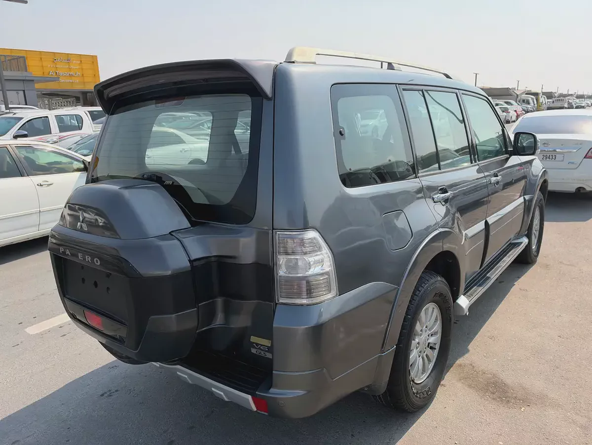Mitsubshi pajero 2015 Gary color GCC calen car-7-7