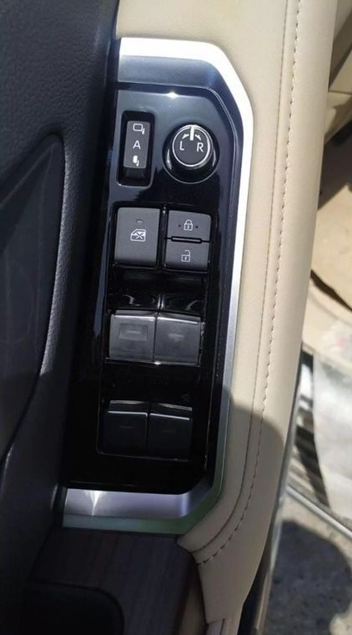 Toyota Land Cruiser VX-7-0