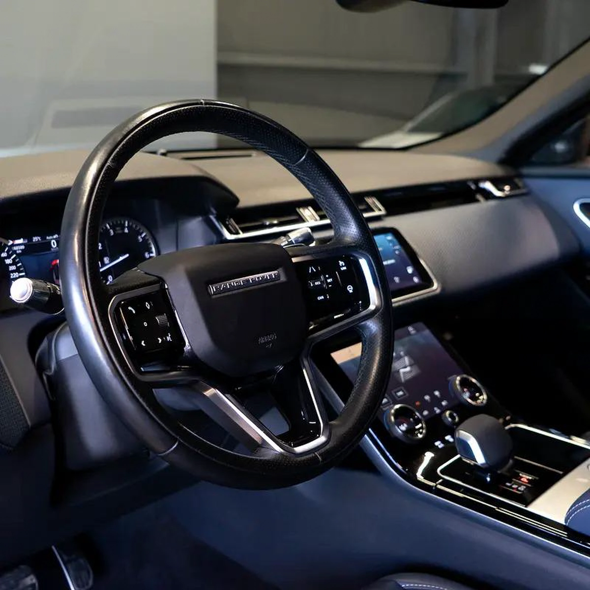 AED 3,161 pm • 0% Downpayment • Velar R-Dynamic • 1 Year Warranty • Full Service History-6-6