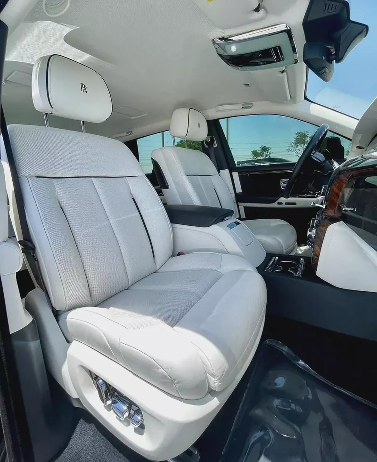 2019 Rolls-Royce Phantom Extended Wheelbase – GCC Specs, Immaculate Condition-12-12