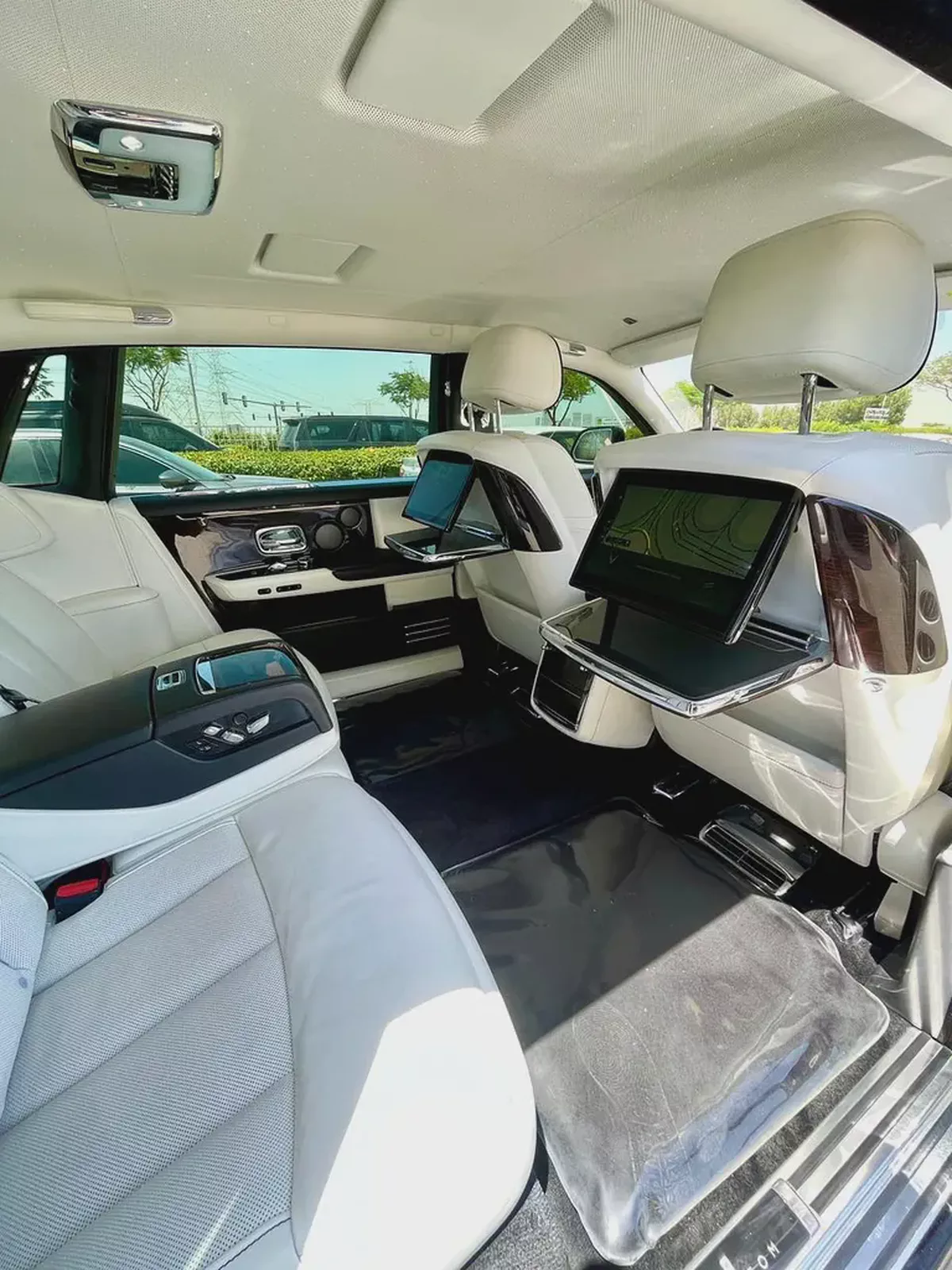 2019 Rolls-Royce Phantom Extended Wheelbase – GCC Specs, Immaculate Condition-13-13