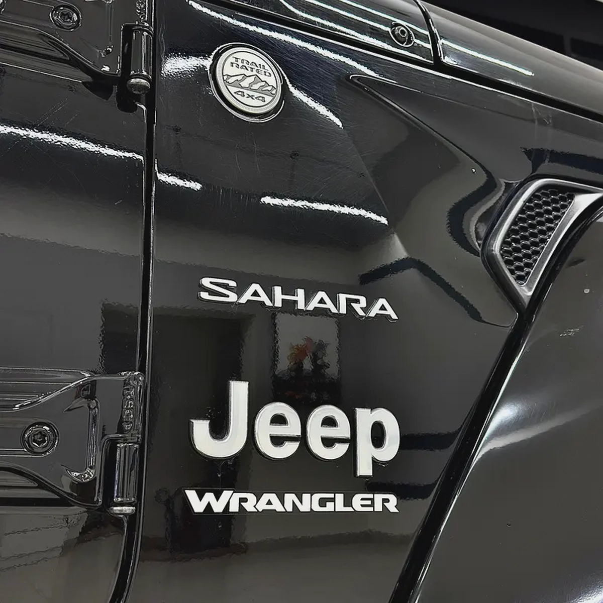 2024 Jeep Wrangler Sahara-11-11