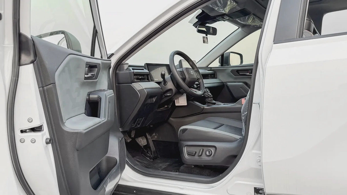 2026 Toyota Rav4 Adventure 2.5L AT Hybrid (White-Black)-7-7