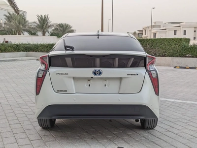 Toyota Prius 2017 Iconic GCC Specs - Premium Condition Very Neat And Clean Car Full Option-17