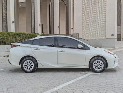 Toyota Prius 2017 Iconic GCC Specs - Premium Condition Very Neat And Clean Car Full Option-19