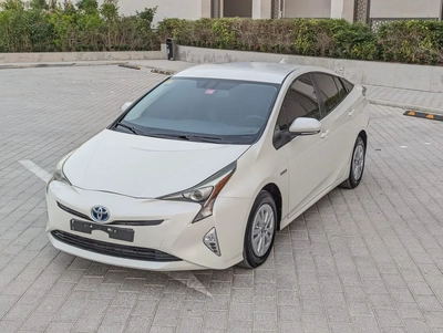 Toyota Prius 2017 Iconic GCC Specs - Premium Condition Very Neat And Clean Car Full Option-3