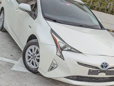 Toyota Prius 2017 Iconic GCC Specs - Premium Condition Very Neat And Clean Car Full Option-6