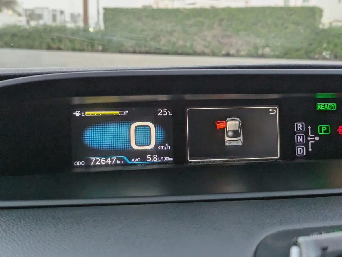 Toyota Prius 2017 Iconic GCC Specs - Premium Condition Very Neat And Clean Car Full Option-13-13