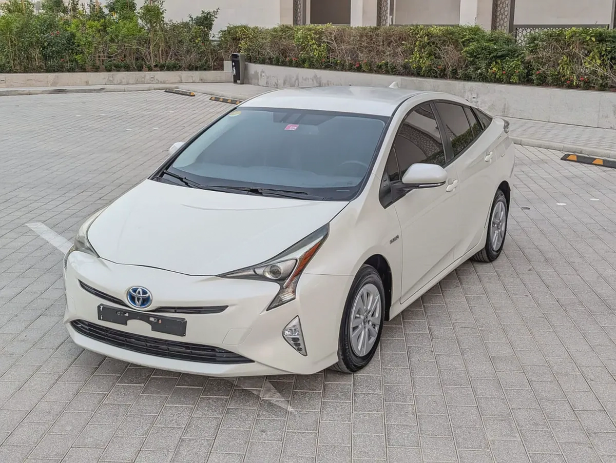 Toyota Prius 2017 Iconic GCC Specs - Premium Condition Very Neat And Clean Car Full Option-3-3
