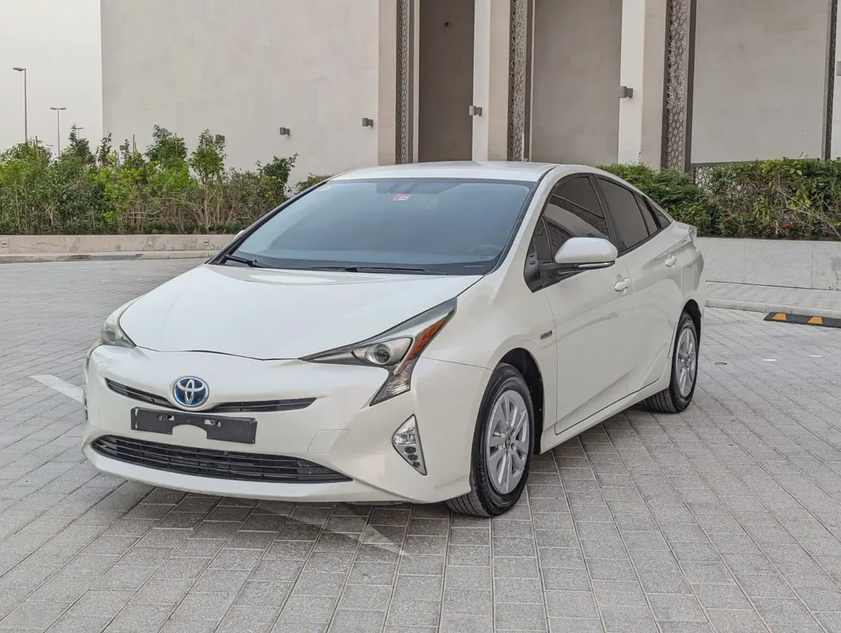 Toyota Prius 2017 Iconic GCC Specs - Premium Condition Very Neat And Clean Car Full Option-4-4