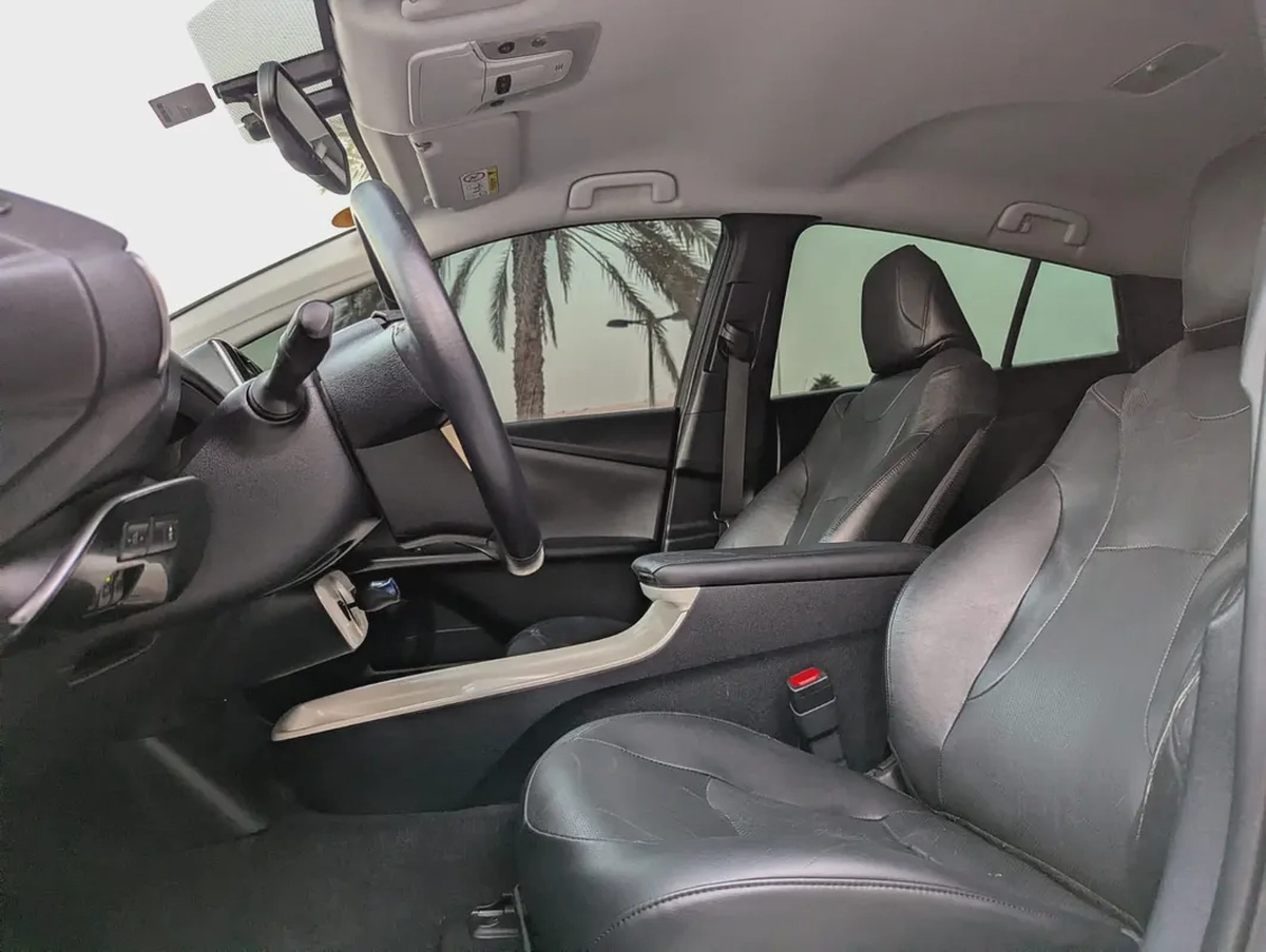 Toyota Prius 2017 Iconic GCC Specs - Premium Condition Very Neat And Clean Car Full Option-7-7