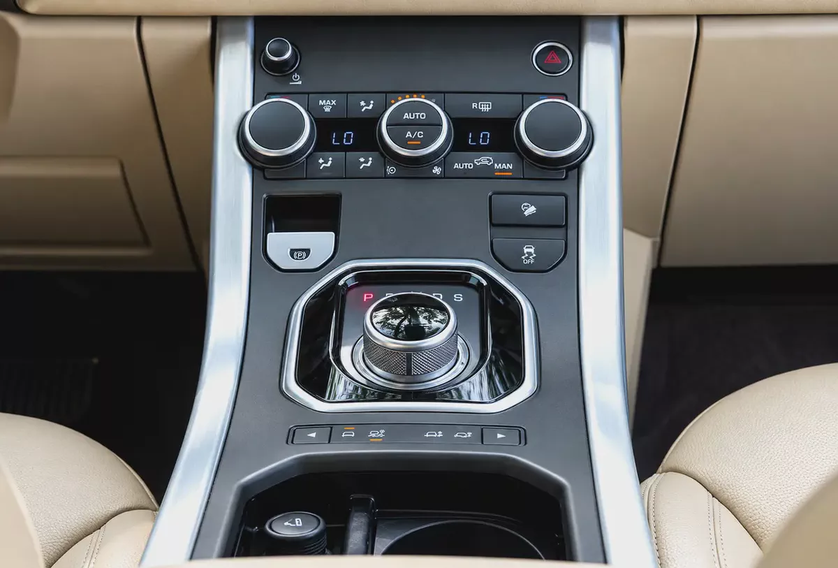 2016 RANGE ROVER EVOQUE PRESTIGE | GCC | FULL OPTION | ONLY AED 32,999-9-9