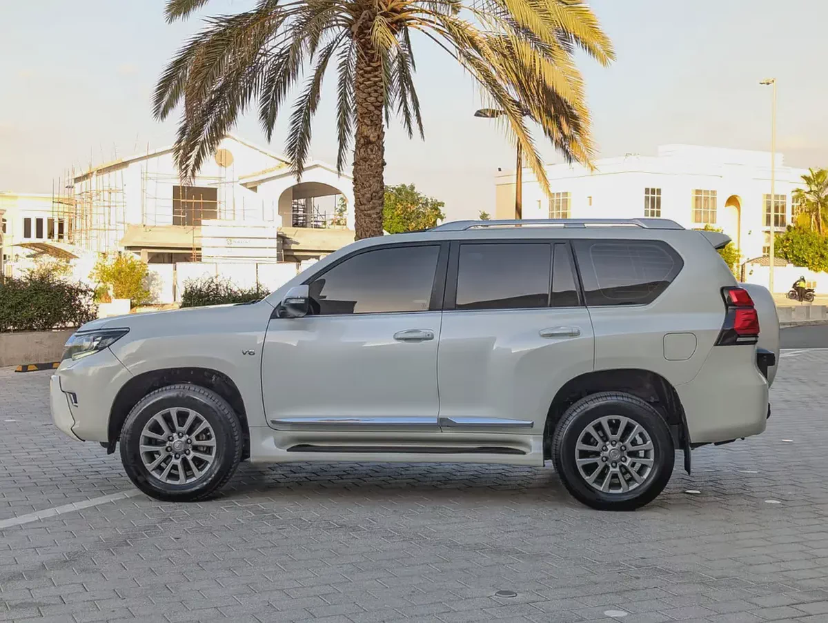 TOYOTA PRADO 2019 VXR TOP FULL OPTION GCC V6 4.0L IN EXCELLENT CONDITION-16-16