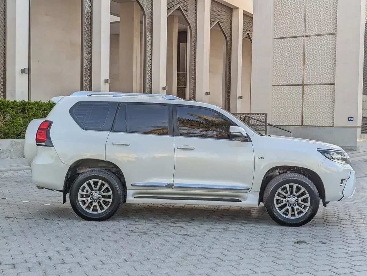 TOYOTA PRADO 2019 VXR TOP FULL OPTION GCC V6 4.0L IN EXCELLENT CONDITION-17-17