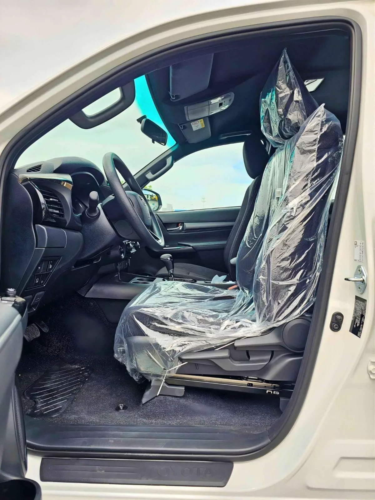 Toyota Hilux SR5 ADVENTURE DOUBLE CABIN / 4.0L V6 PETROL / 18"ALLOY WHEELS WITH ROLL BAR / 360 CAMERA / FR & REAR-7-0