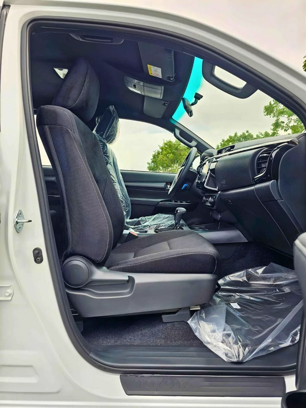 Toyota Hilux SR5 ADVENTURE DOUBLE CABIN / 4.0L V6 PETROL / 18"ALLOY WHEELS WITH ROLL BAR / 360 CAMERA / FR & REAR-8-0