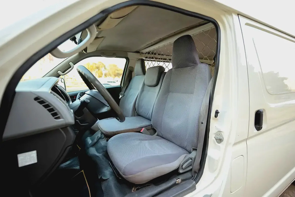 Toyota Hiace Standard Roof | Delivery Van | GCC Specs | Ref#T42275-8-8