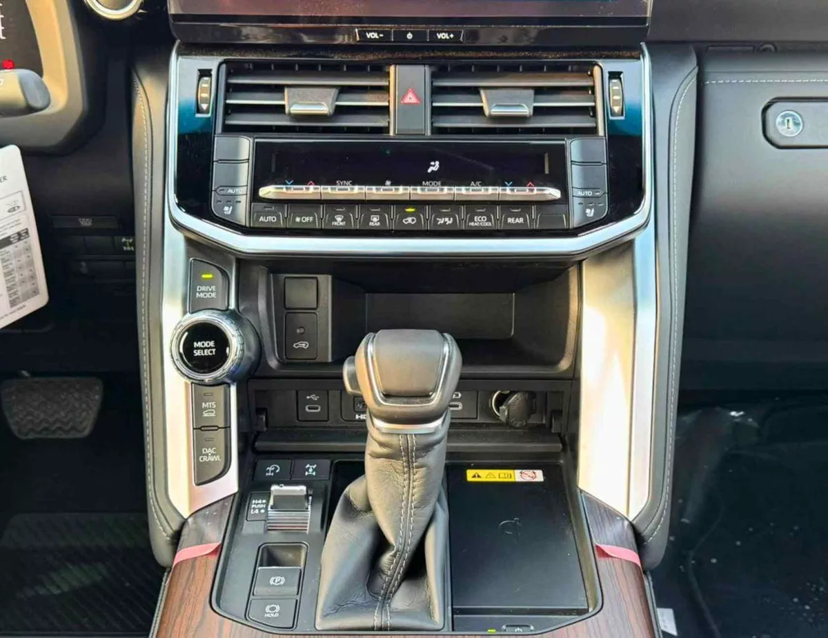 Toyota Land Cruiser GXR 3.3L DIESEL || LEATHER WITH PWR SEATS | RADAR | FRONT CAMER |  BIG DVD | JBL SPEAKERS (CODE # LC-18-0