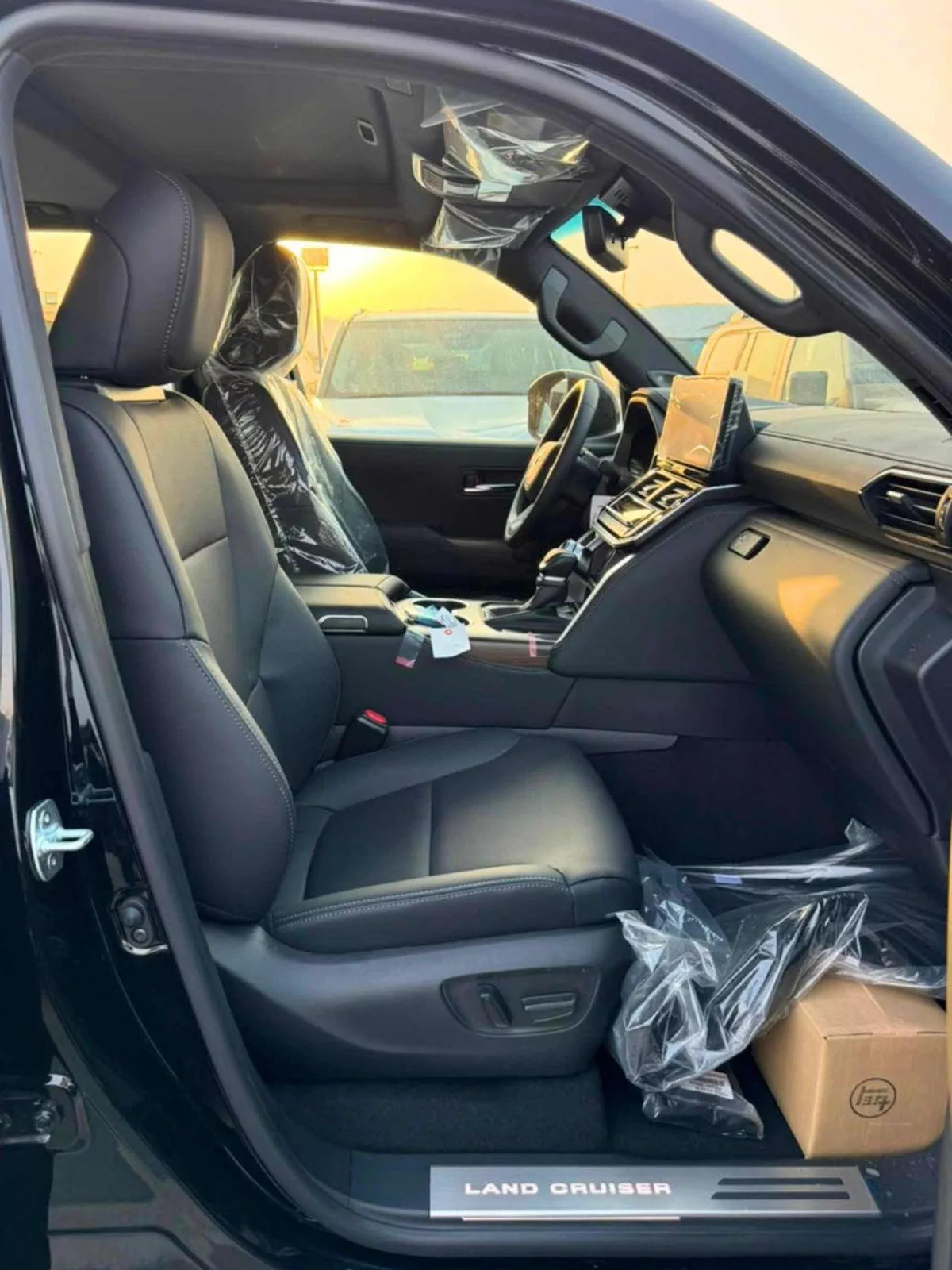 Toyota Land Cruiser GXR 3.3L DIESEL || LEATHER WITH PWR SEATS | RADAR | FRONT CAMER |  BIG DVD | JBL SPEAKERS (CODE # LC-8-0