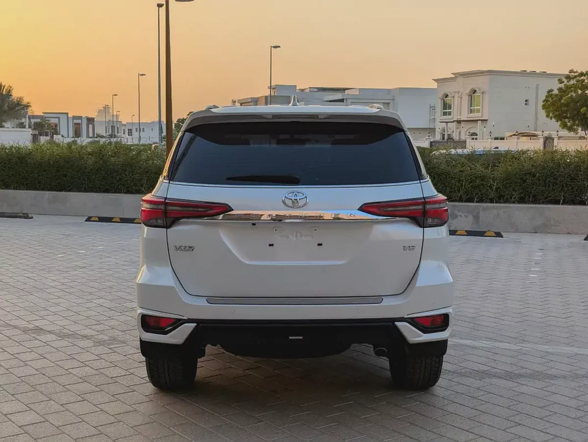 Toyota Fortuner 2025 VXR V6 4.0L Original Paint Accident Free Almost New GCC Specs-18-18